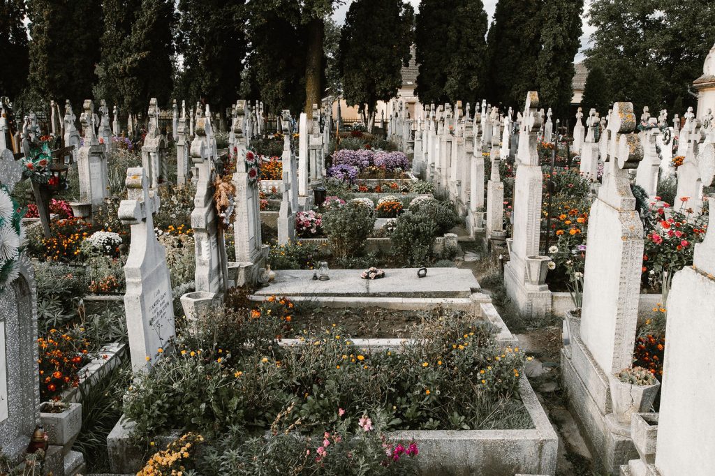 Asche mit nach Hause nehmen ist in Deutschland nicht erlaubt. Es herrscht Friedhofszwang und Bestattungspflicht.