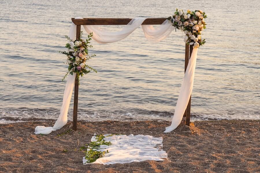 Traubogen am Strand für eine Hochzeit